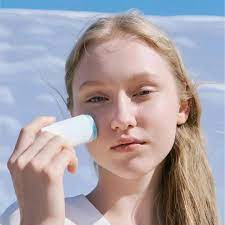 ضد آفتاب استیکی سنتلا SPF 50 مناسب برای انواع پوست 20 میلی‌لیتر
